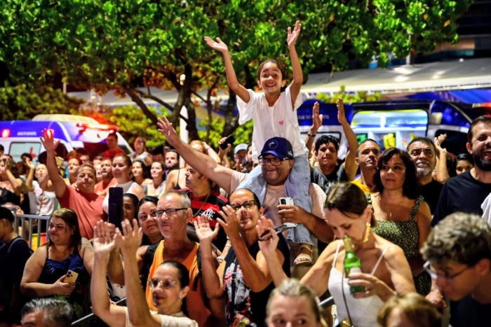 Penúltima noite da Arena de Verão lota Camburi com dois shows e transmissão em TV aberta