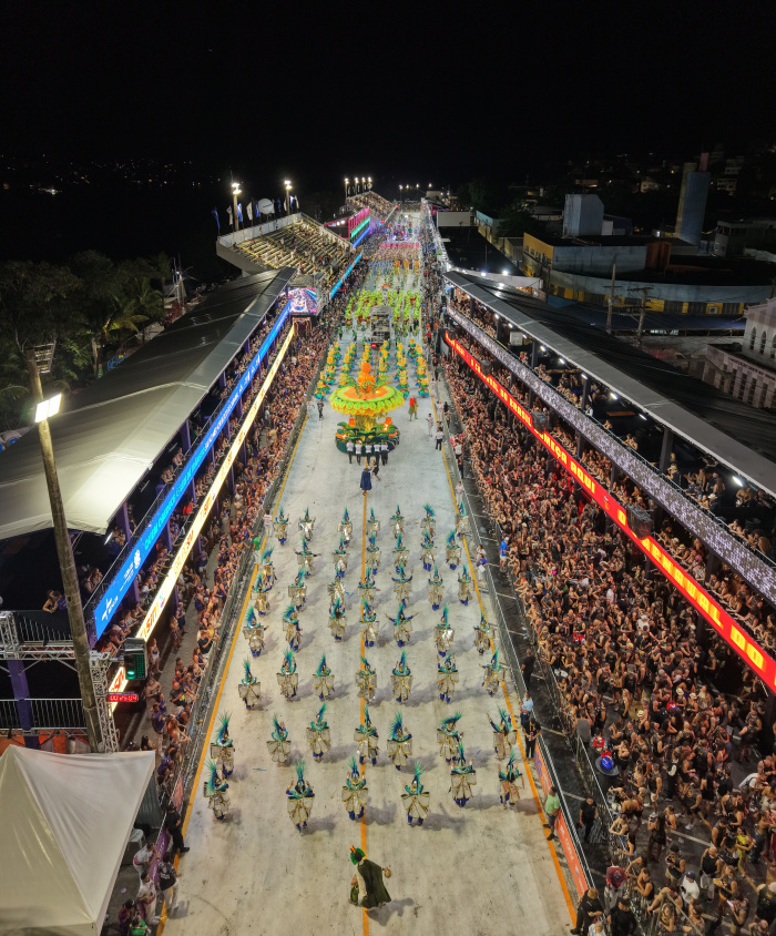 Imagem aérea do desfile de escola de samba no Sambão do povo