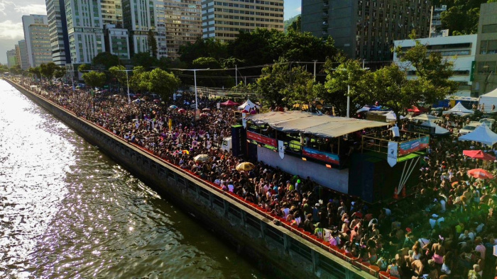 Avenida Beira Mar foi tomada por foliões neste sábado (14).