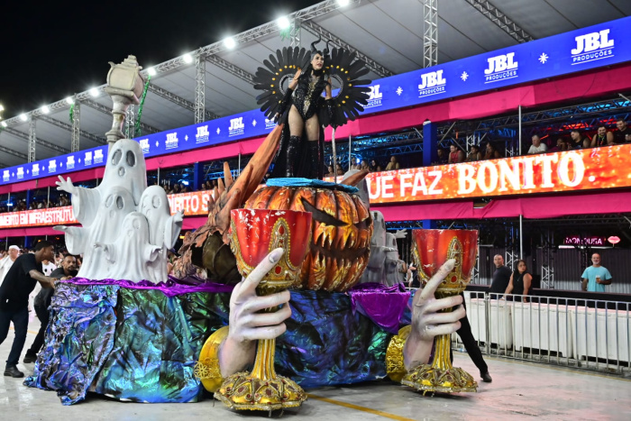 Império de Fátima emociona a avenida com viagem mágica pela imaginação infantil