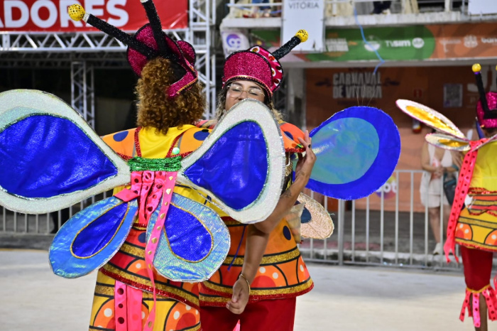 Mocidade Serrana fecha os desfiles com enredo que exalta o colo como origem e proteção