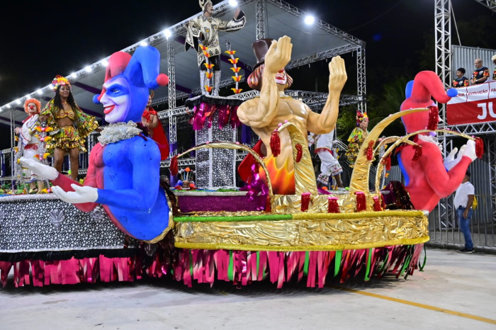 Mocidade Serrana fecha os desfiles com enredo que exalta o colo como origem e proteção