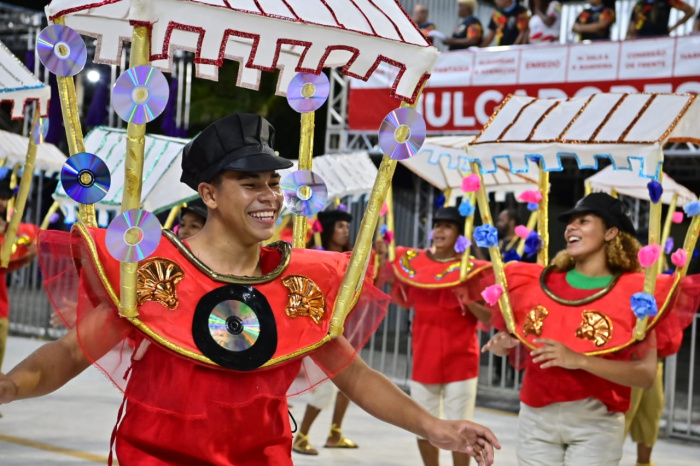 Mocidade Serrana fecha os desfiles com enredo que exalta o colo como origem e proteção