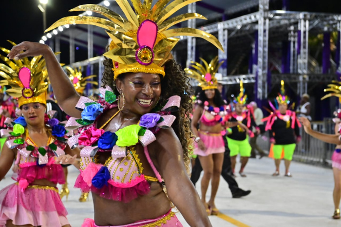 Mocidade Serrana fecha os desfiles com enredo que exalta o colo como origem e proteção