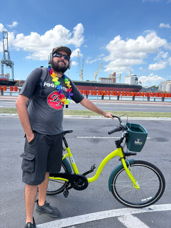 Caio encontrou uma forma criativa e saudável de chegar à festa: usando o Bike Vitória.
