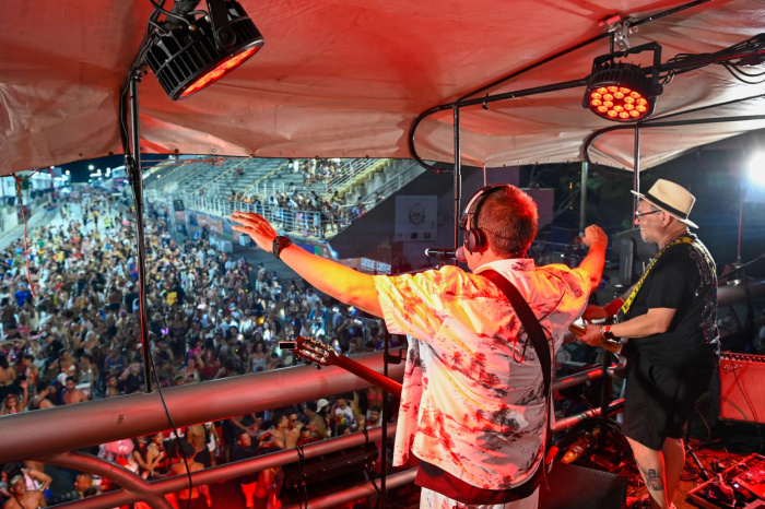 Apresentação começou por volta das 22h30.