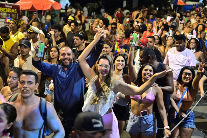 Carnaval em Vitória tem trio elétrico lotado e Sambão em festa
