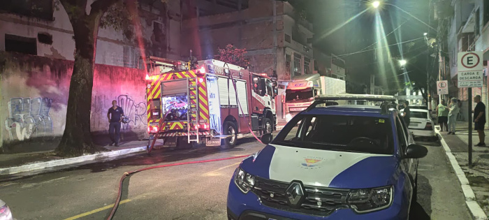 Guardas de Vitória salvam casal do 12º andar durante incêndio no Centro