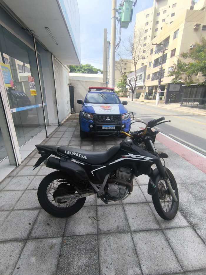 Guarda de Vitória identifica mecânico por uniforme e apreende moto adulterada em Jardim Camburi