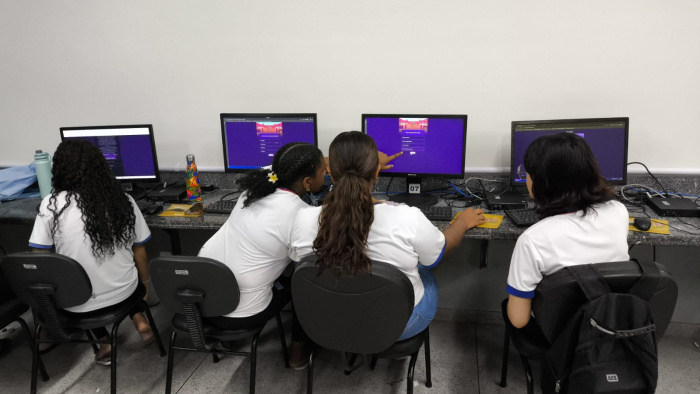 Plataforma discola em uso na EMEF Maria Stella de Novaes