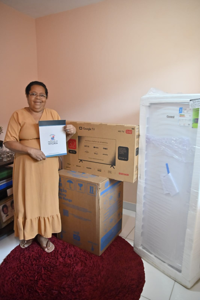 Entrega de melhorias habitacionais para dona Osvaldo a Rocha