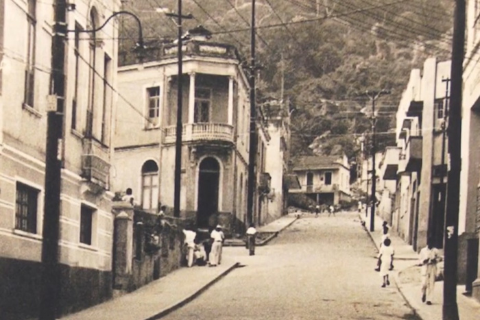 À dir. Rua Maria Saraiva. À esq. muro da 1ª Ig. Presbiteriana. Ao fundo, Fonte Grande.