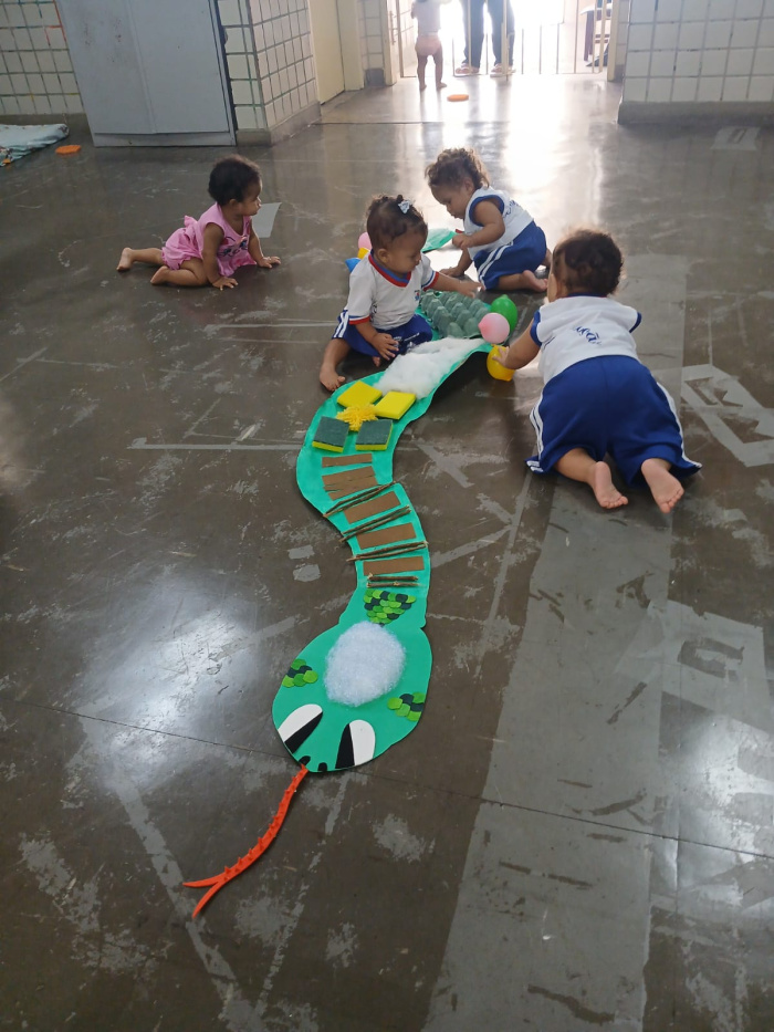 Crianças em tapete sensorial no CMEI Sinclair Phillips, em Caratoíra
