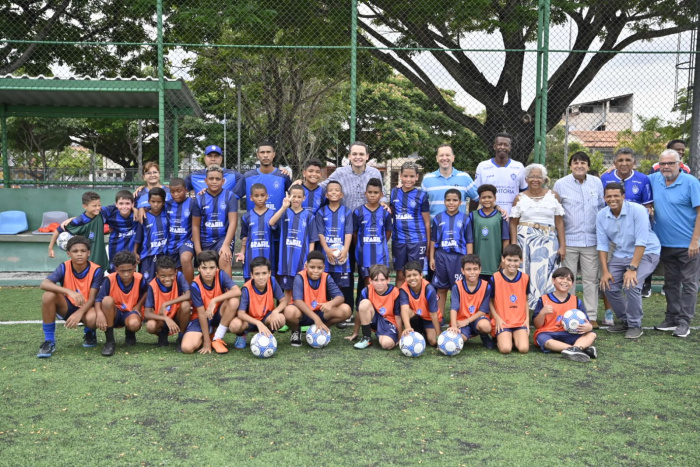 Abertura do núcleo de futebol infantil no campo do Hi-Fi e entrega de materiais esportivos