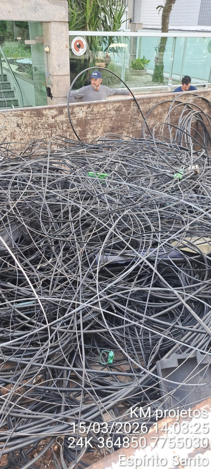 Ação retira mais de 800 quilos de cabos em higienização de postes em Vitória