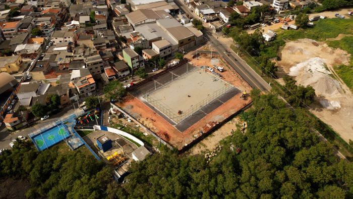 Início da concretagem do entorno do novo campo de futebol society do bairro Joana D´Arc