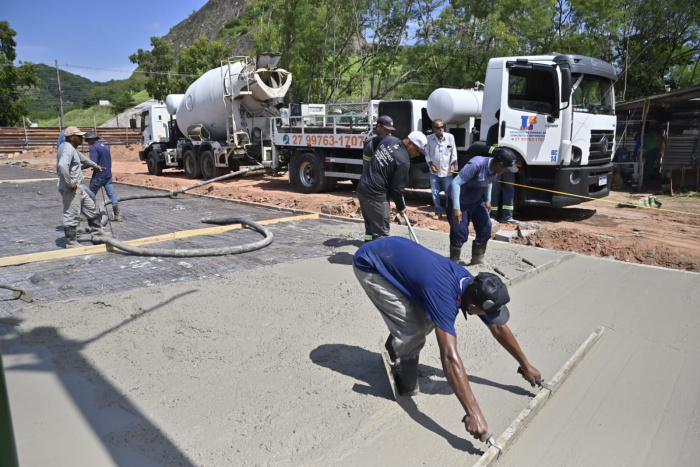 Início da concretagem do entorno do novo campo de futebol society do bairro Joana D´Arc