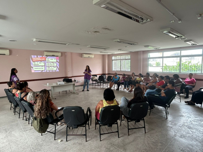 Roda de conversa sobre prevenção à violência doméstica no Cras Alaides dos Anjos em Santa Martha