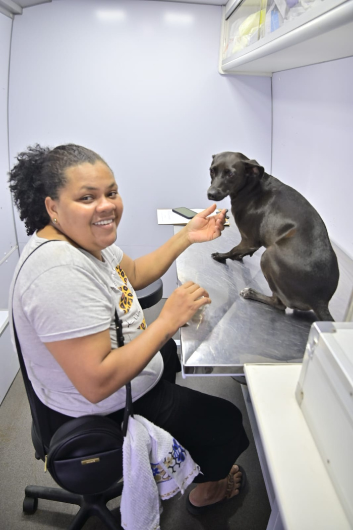 A tutora, Sara dos Anjos, moradora do bairro, aproveitou para consultar a "cãopanheira" Pandora.