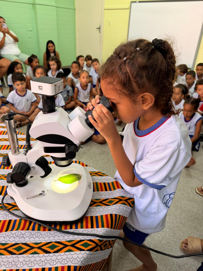 Cientista do bairro Inhanguetá inspira crianças no CMEI Yolanda Lucas