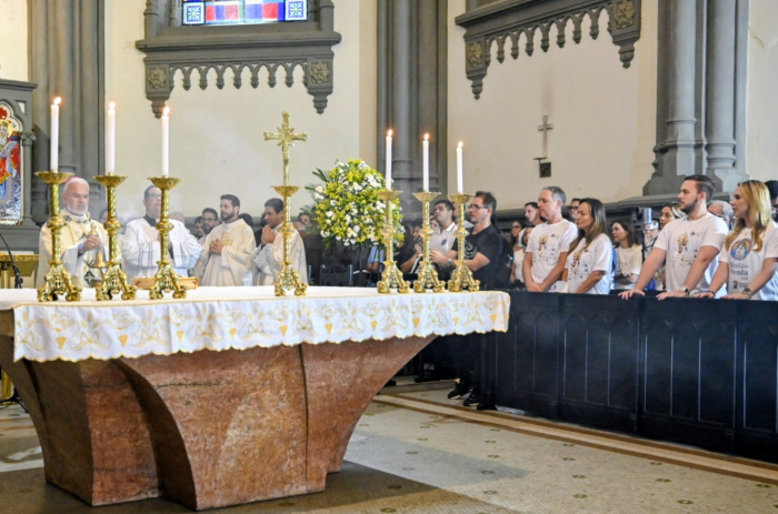 A prefeita de Vitória, Cris Samorini, durante a missa de envio da Catedral Metropolitana