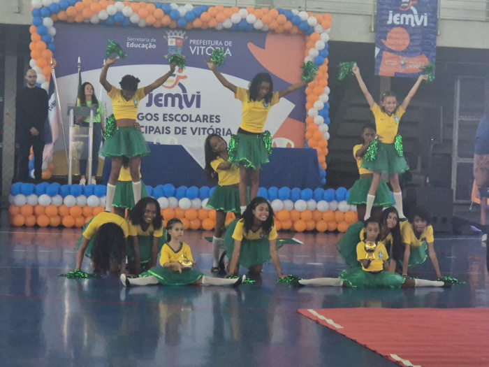 Grupo de dança fazendo apresentação na Cerimônia de Abertura do 54º JEMVI