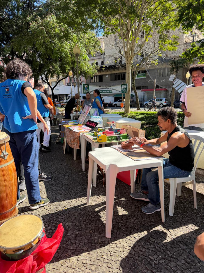 Dia de luta da população em situação de rua colore a praça Costa Pereira
