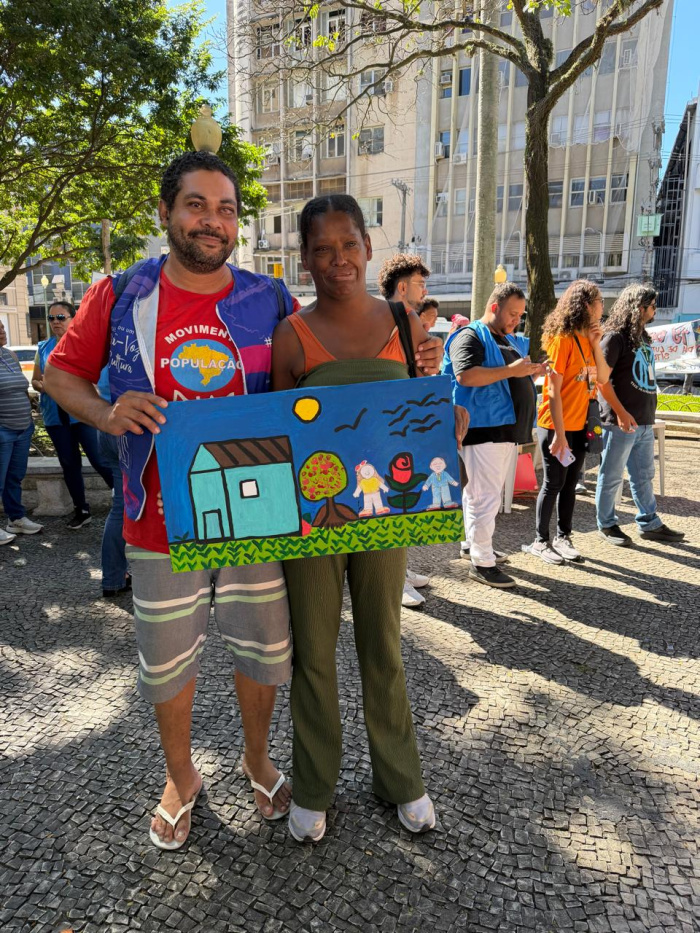 Dia de luta da população em situação de rua colore a praça Costa Pereira