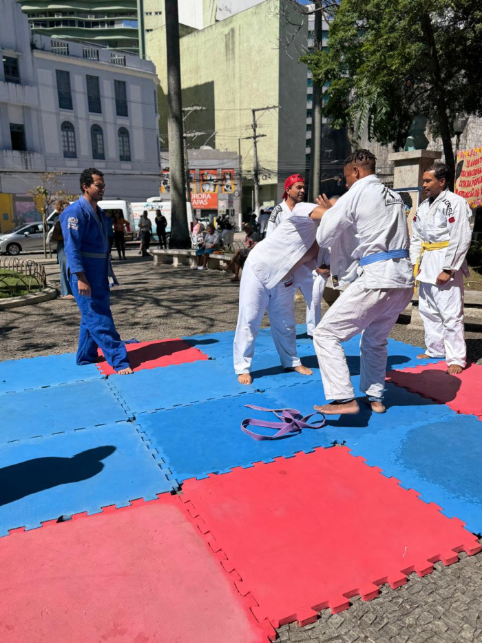 Dia de luta da população em situação de rua colore a praça Costa Pereira