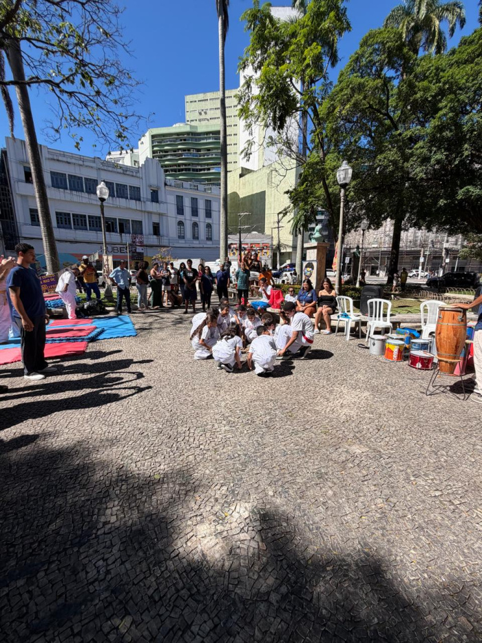 Dia de luta da população em situação de rua colore a praça Costa Pereira