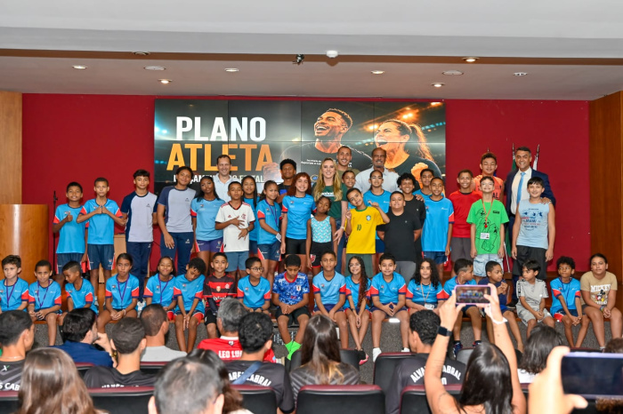 prefeita Cris, convidados e as crianças dos núcleos esportivos em foto de encerramento do evento