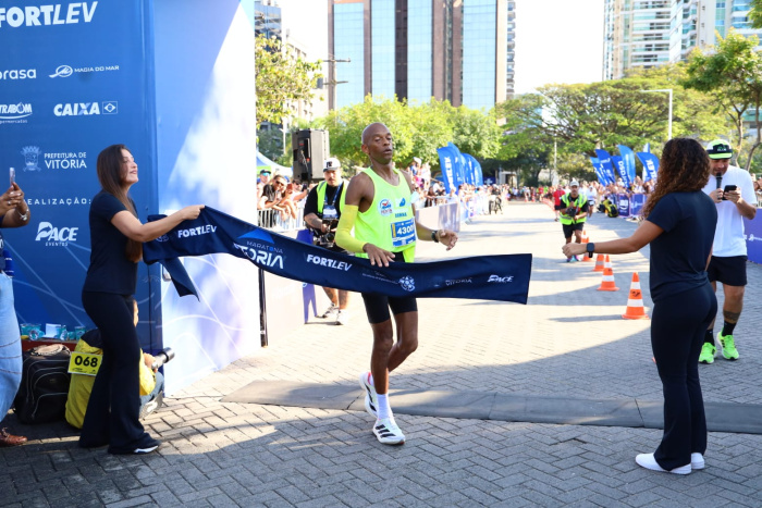 Leonardo Alves dos Santos conquistou o primeiro lugar geral nos 42 km.