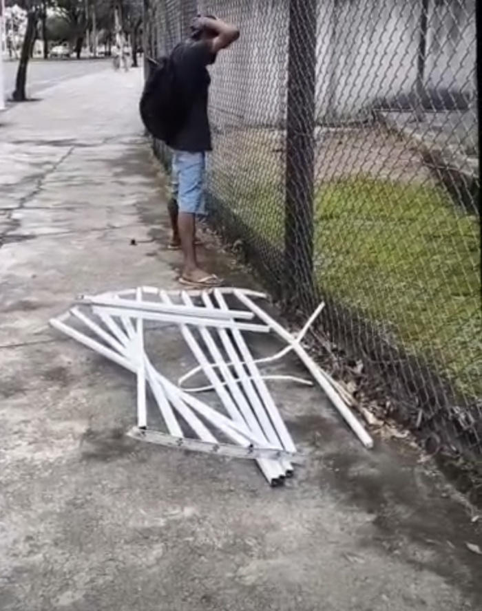 Homem é detido após retirar gradil de condomínio em avenida de Vitória