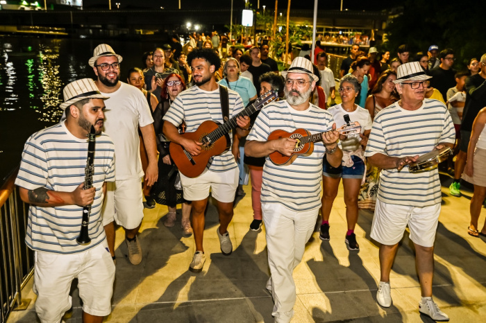 Grupo Sonatha arrasta público por toda a extensão do Canal de Camburi ao som de clássicos do samba.