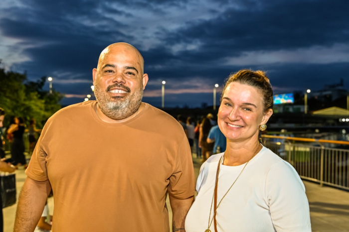 Fabrício Trancoso e esposa curtem a programação no Canal de Camburi