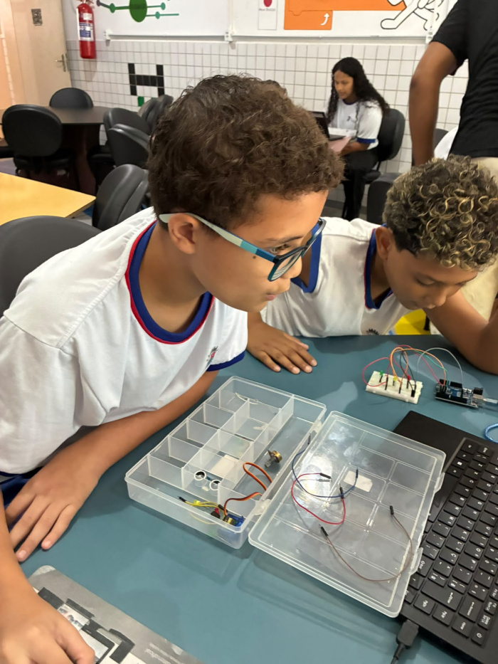 Pibic Jr - Alunos do projeto Semáforo do Som, na Emef Izaura Marques da Silva