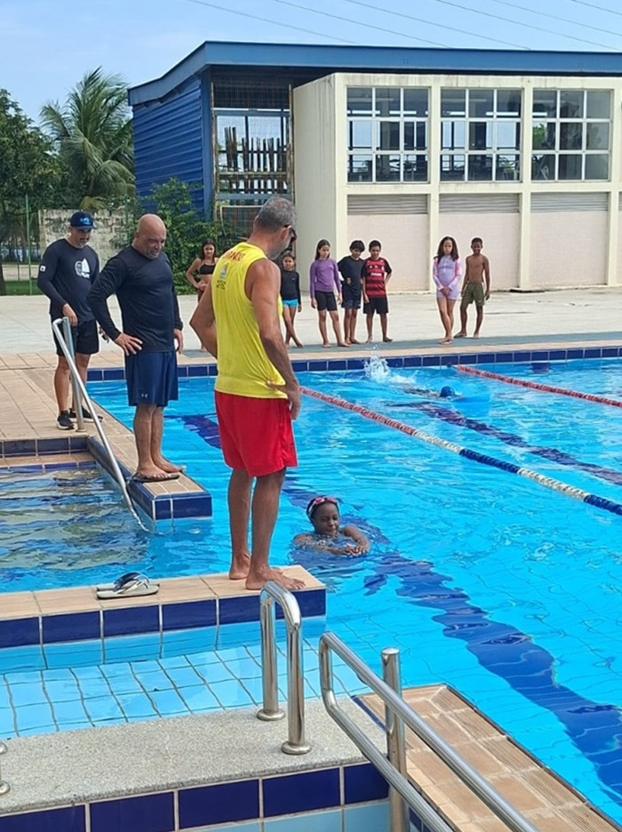 Crianças do projeto Vela Capixaba Para Todos realizam teste de nado na piscina do Ginásio Tancredão.