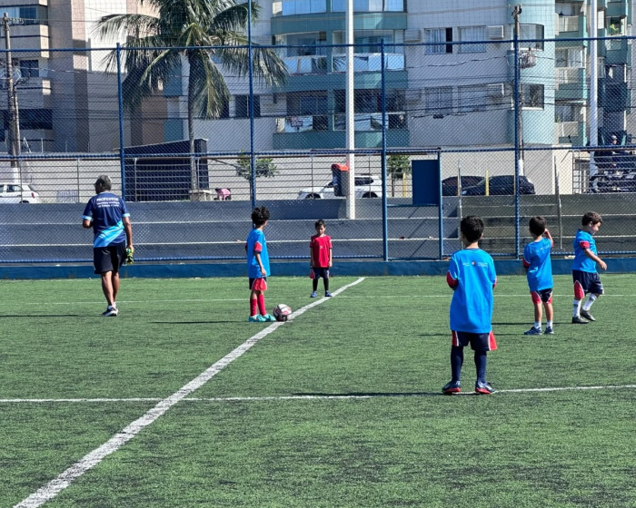 Aula de Futebol no Núcleo de futebol society da Praça Nilze Mendes