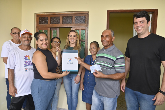 Entrega do Bônus Moradia para Fernanda no bairro Moscoso